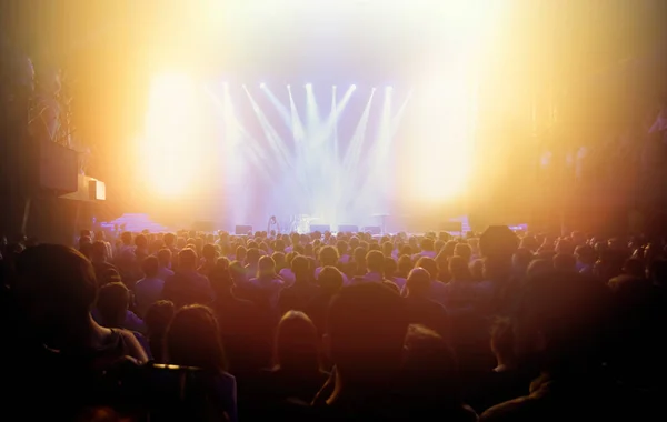 Concierto luces de escenario y multitud en pista de baile de fiesta a la música —  Fotos de Stock