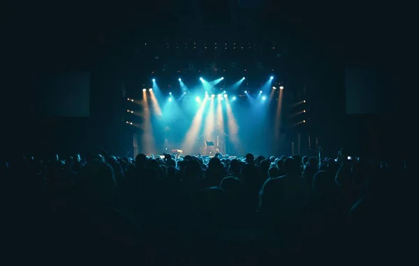 Concert podium lichten en menigte op dansvloer feesten op de muziek — Stockfoto