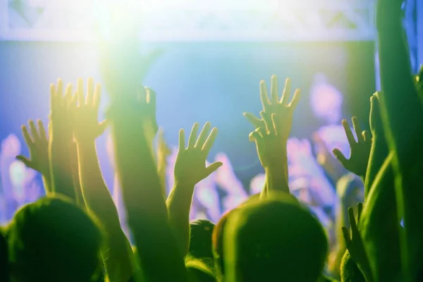 Multitud de conciertos de fiesta a la actuación musical en el escenario —  Fotos de Stock