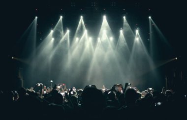Konser sahne ışıkları ve dans pistinde kalabalık müzik parti