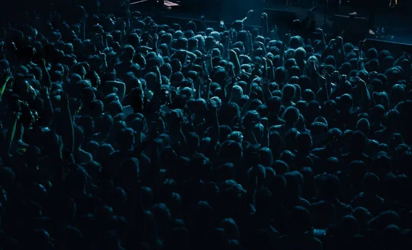Sahnede ki müzik performansına konser kalabalığı — Stok fotoğraf