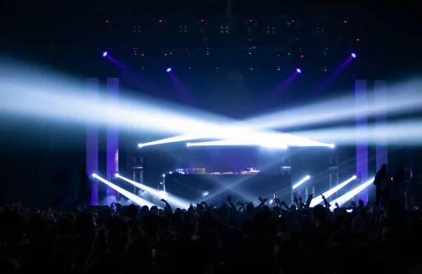Concert podium lichten en menigte op dansvloer feesten op de muziek — Stockfoto