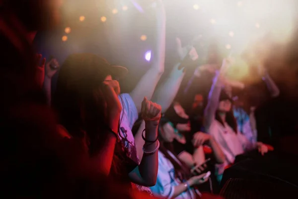 Concert menigte feesten op de muziek prestaties op het podium — Stockfoto