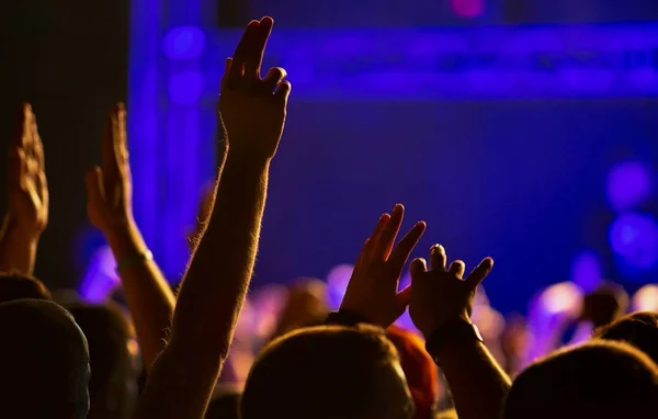 Multitud de conciertos de fiesta a la actuación musical en el escenario — Foto de Stock