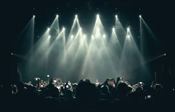 Koncertní jevištní světla a davy lidí na tanečních parket s hudbou — Stock fotografie