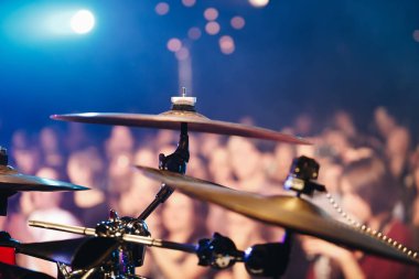 Gece kulübünde rock konserinde sahnede profesyonel davul seti