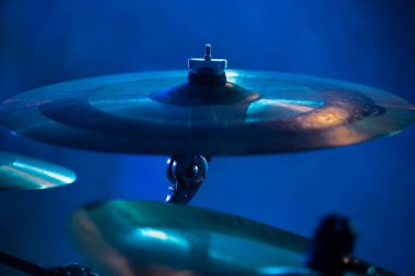Gece kulübünde rock konserinde sahnede profesyonel davul seti