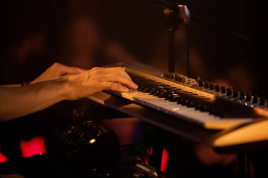 Profesyonel piyanist klavye synthesizer ile sahnede canlı oyun 