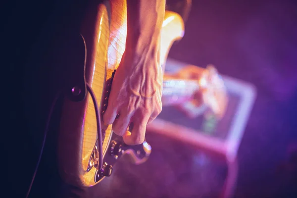 Guitarrista tocando parte solo em concerto com guitarra baixo — Fotografia de Stock