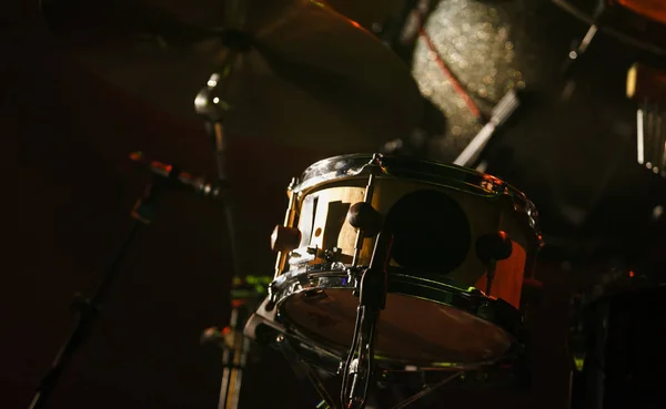 Drums op rock concert stage — Stockfoto