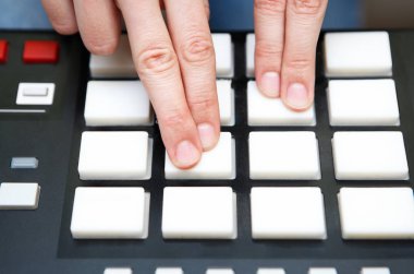 Midi denetleyici devi ile yeni beats üreten Hip hop beat maker
