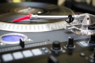 Gece kulübünde partide müzik ile eski kayıt çalan kırmızı küresel iğne ile Profesyonel analog dj turntable oyuncu. Müzik seti oynamak için disk jokey için Sahne ses ekipmanları