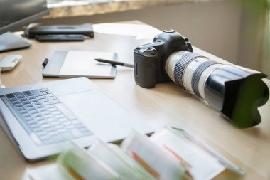 Stüdyoda profesyonel dslr fotoğraf makinesi