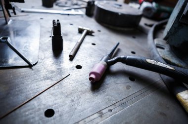 Endüstriyel fabrikada profesyonel kaynakçı atölyesi