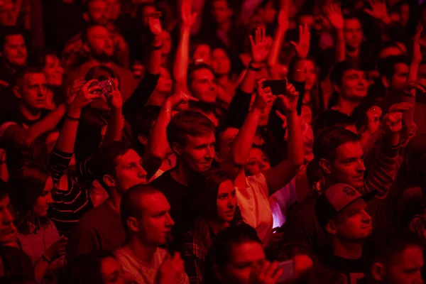 Rap concert publiek op dansvloer in Night Club — Stockfoto