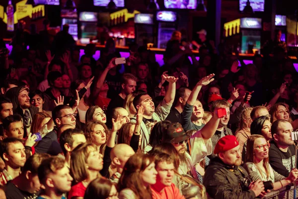 Publiczność koncert rap na parkiecie w klubie nocnym — Zdjęcie stockowe