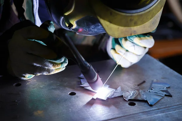 使用电动托机进行防护面罩焊接的专业焊工 — 图库照片