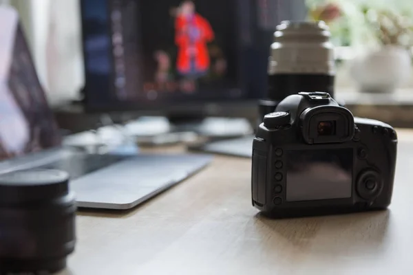 Фотоаппарат и ноутбук для повторного прикосновения к изображению — стоковое фото