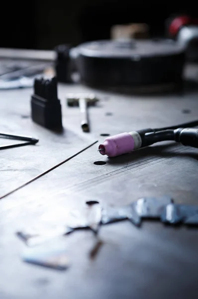 Officina di saldatura professionale in fabbrica industriale — Foto Stock