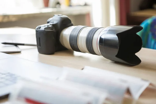 Gran cámara fotográfica negra con lente de zoom largo en la mesa en el estudio — Foto de Stock