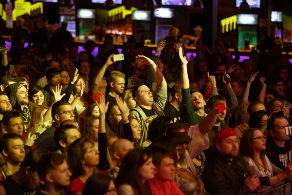 Rap-Konzert Publikum auf Tanzfläche in Nachtclub — Stockfoto