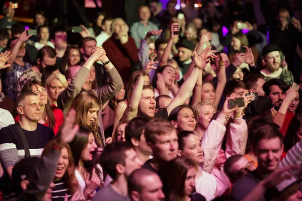 Rap concert audience on dance floor in night club — Stock Photo, Image