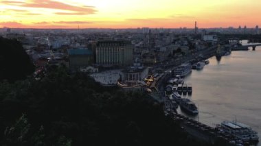 Gece Kiev, Dinyeper Nehri, Nehir istasyonu ve Podil tarihi ilçe görünümü