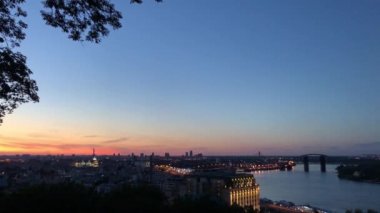 Gece Kiev, Dinyeper Nehri, Nehir istasyonu ve Podil tarihi ilçe görünümü