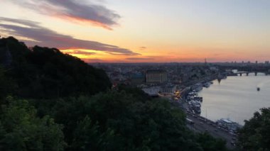 Gece Kiev, Dinyeper Nehri, Nehir istasyonu ve Podil tarihi ilçe görünümü