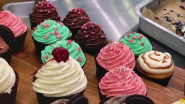 Pasta kafede dekoratif kremsi üst cupcakes grubu. Restoranda öğle yemeği için lezzetli tatlı tatlı yemek. İtalyan kafeteryasında kahve li tatlıların tadını çıkarın. Birçok farklı dekore edilmiş fincan kek