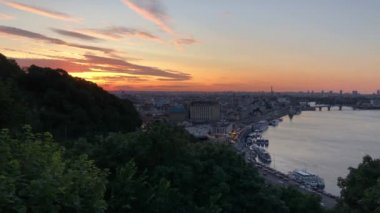 Gece Kiev, Dinyeper Nehri, Nehir istasyonu ve Podil tarihi ilçe görünümü