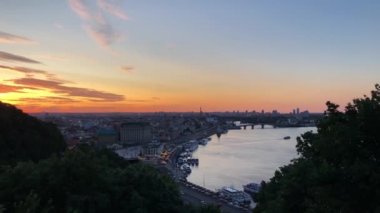 Gece Kiev, Dinyeper Nehri, Nehir istasyonu ve Podil tarihi ilçe görünümü