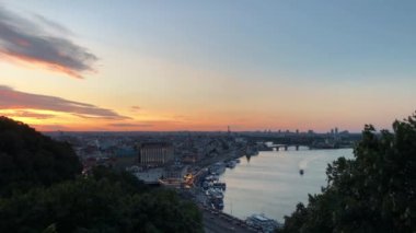 Gece Kiev, Dinyeper Nehri, Nehir istasyonu ve Podil tarihi ilçe görünümü