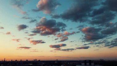 Gece Kiev, Dinyeper Nehri, Nehir istasyonu ve Podil tarihi ilçe görünümü