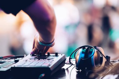 Yaz aylarında elektronik müzik festivali. Edm dj konserde sahnede ayarlanır. Disk jokey midi denetleyici cihaz ve kulaklık masada popüler müzik çalıyor. DJ'ler için profesyonel ses ekipmanları