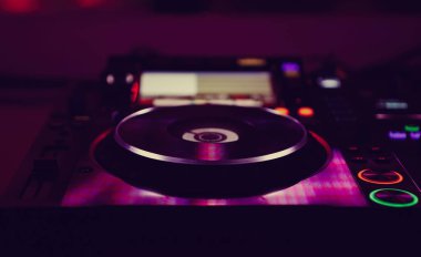 Macenta ışıkları nda konser sahnesinde dijital dj pikap. Parti için profesyonel disk jokey ses ekipmanları. Cd turn masa kurulumu ile festivalde müzik parçaları çalın ve popüler şarkıları remix