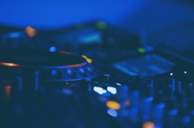 Gece c edm müzik festivalinde profesyonel dj ses ekipmanları