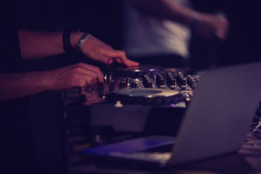 Hip hop parti dj turntable disk çizilme. Profesyonel disk jokey gece kulübünde sahnede dijital cd çalar açmak masa ile müzik parçaları karıştırma. Müzik salonunda sahne sanatları etkinliği