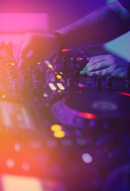Gece c edm müzik festivalinde profesyonel dj ses ekipmanları