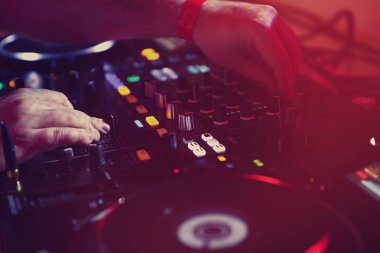 Gece c edm müzik festivalinde profesyonel dj ses ekipmanları