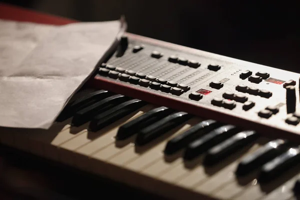 Teclado Piano Clásico Con Teclas Blanco Negro Tablero Sintetizador Digital — Foto de Stock