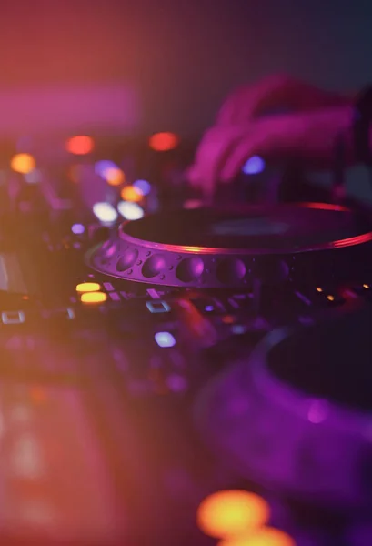 Επαγγελματικός εξοπλισμός DJ στο φεστιβάλ μουσικής EDM τη νύχτα c — Φωτογραφία Αρχείου