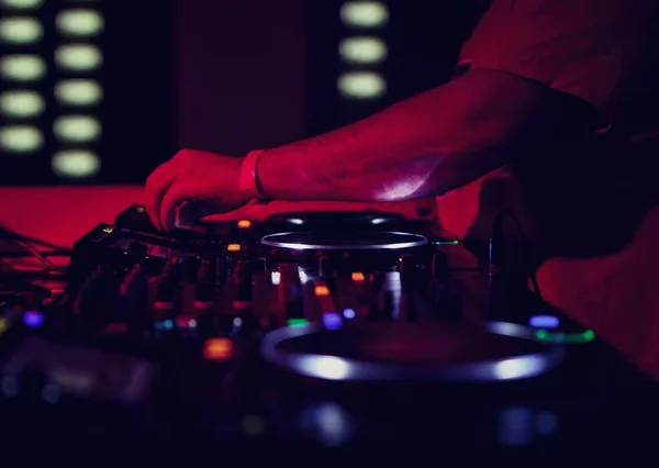 Parti Gece Kulübünde Sahnede Müzik Çalıyor Profesyonel Disk Jokey Müzik — Stok fotoğraf