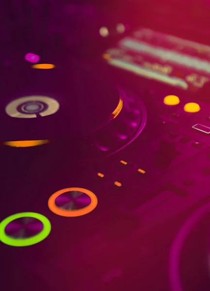 Professionele DJ audio-apparatuur op EDM muziekfestival in nacht c — Stockfoto