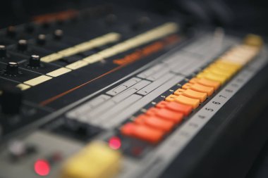 Retro analog synthesizer kart tuşları yakın çekim. Müzik prodüksiyon.Compose için profesyonel ses ekipmanları yüksek kaliteli synth cihazı ile yeni müzik, ses kayıt stüdyosunda edm parça üretmek