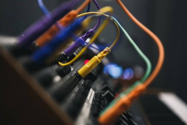 Analog synthesizer kartı yakın çekimde. Ses kayıt stüdyosunda müzik bestecisi için profesyonel synth. Elektronik müzik üretimi için yüksek kaliteli synth cihazı. Yüksek sadakatte yeni parçalar kaydedin
