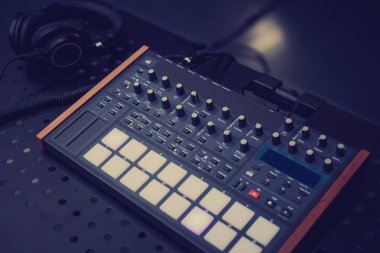 Ses kayıt stüdyosunda analog synthesizer cihazı ve hi-fi kulaklıklar. Edm producer.Compose ve yüksek kaliteli ses ekipmanları ile yeni müzik çalmak için profesyonel müzik aleti 