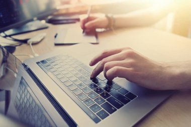 Profesyonel grafik editörü elinde kalem ile görüntüleri rötuş. Retoucher tablet kullanarak dizüstü bilgisayarda fotoğrafları işleme. Serbest fotoğrafçı güneşli bir günde evden resimleri rötuşlar 
