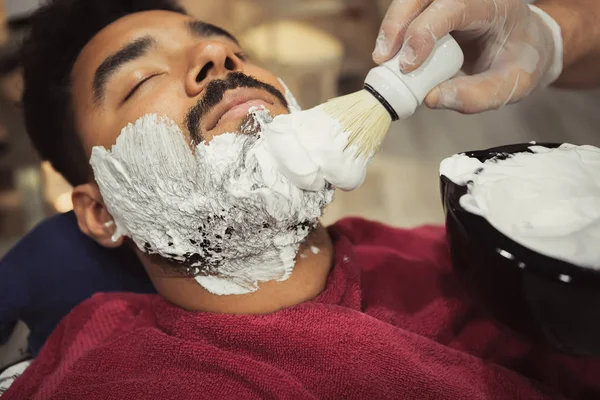 Barbeiro Colocar Espuma Barbear Barba Jovem Homem Africano Com Esfregaço — Fotografia de Stock