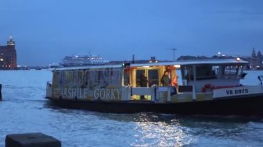 Venedik, İtalya 'da turistik tekne